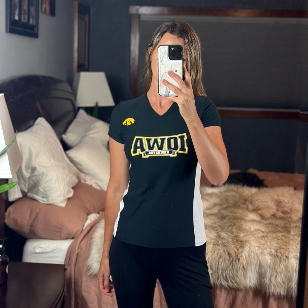 Iowa Hawkeye Under Armour Heat Gear V-Neck Short Sleeve Top, Small